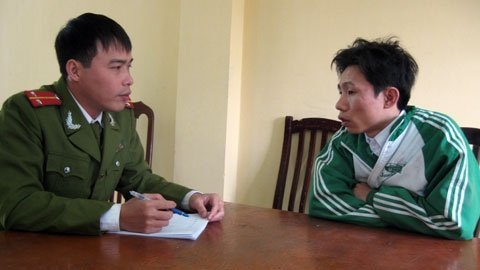 Rượt đuổi “xe điên” hất cảnh sát lên nắp capo