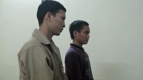 Nấp trong bụi cây, rình phụ nữ đi qua, chùm chăn cướp