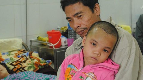 Đau lòng cha mẹ nhìn con bị u não chết dần từng ngày