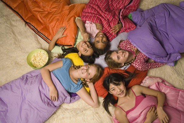 Khám phá tiệc Giáng sinh thâu đêm của teen Mỹ