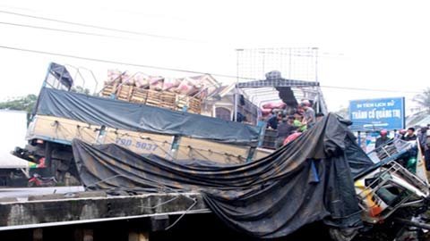 Xe tải nổ lốp nằm vắt vẻo trên mép cầu