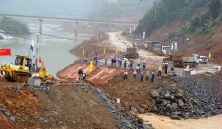 EVN: thiếu vốn, lỗ nặng vẫn chi tiền vô tội vạ