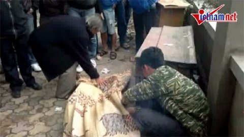 Hà Nội: Bị điện giật chết giữa phố