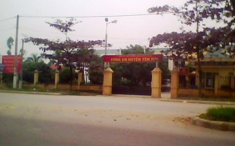 Một người treo cổ tự tử trong phòng tạm giữ