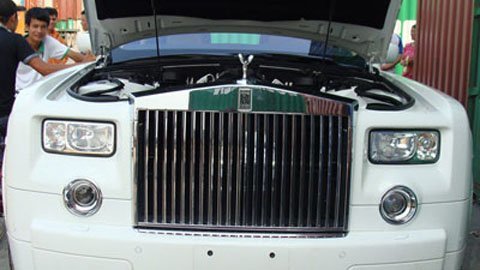 Rolls-Royce Phantom trắng vượt biển về VN