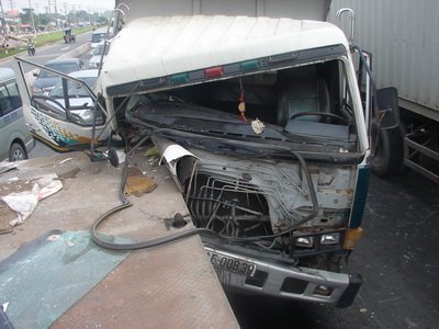 Xe tải mất phanh gây tai nạn trên xa lộ