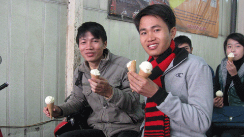 Thú ăn kem mùa đông của giới trẻ Hà thành