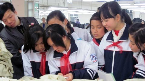 Đưa học sinh THCS “vào ca sản xuất”