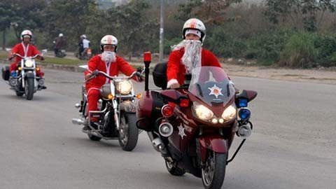 Ông già Noel cưỡi môtô tiền tỷ đi phát quà