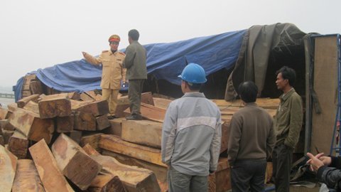 Thêm một vụ lật xe chở gỗ