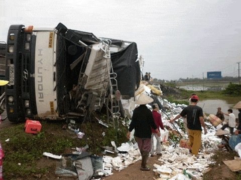 Đâm vào miều thờ, xe tải lật nghiêng