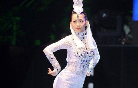 Sau sự cố, Linh Nga diện váy kín như bưng