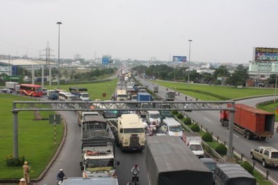 Một phụ nữ chết thảm dưới bánh xe container