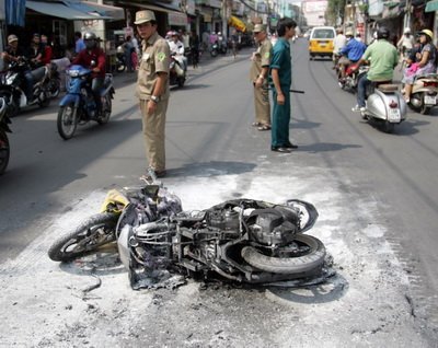 Xe máy lại cháy trên đường phố Sài Gòn