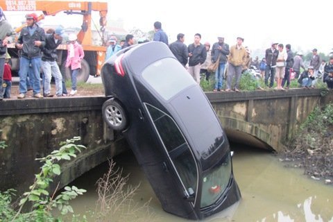 Ô tô Camry cắm đầu xuống mương
