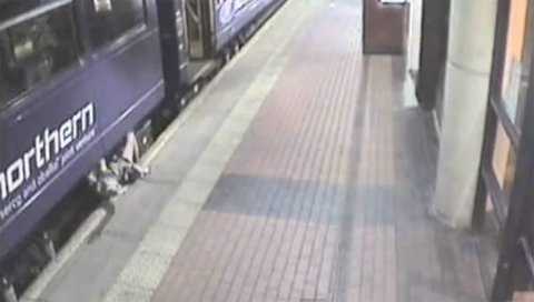 Cô gái say rượu ngã xuống đường tàu