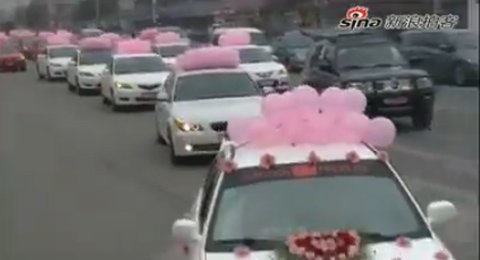 Đám cưới hoành tráng với dàn xe dài náo loạn đường phố