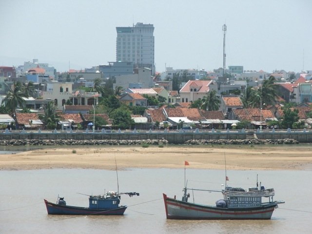 Phú Yên: Cứu sống 9 ngư dân bị tàu lạ đâm thủng