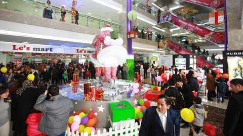 Xếp hàng chờ mua sắm tại Vincom Center Long Biên