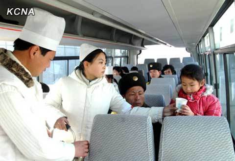 Kim Jong Un dùng nhiều cách thu phục lòng dân