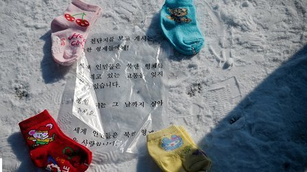 Dân Hàn thả bít tất cứu trợ Triều Tiên