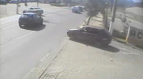 Lái xe bay trên không sau cú đâm ngược chiều