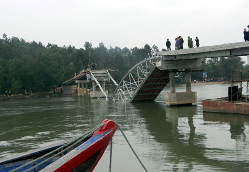 Sập cầu kinh hoàng, 4 người thương vong
