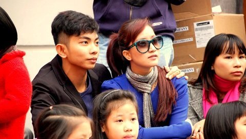 Khánh Thi ngồi vỉa hè nghe nhạc cổ điển