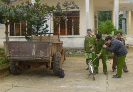 Bé trai bị xe công nông không biển số cán chết