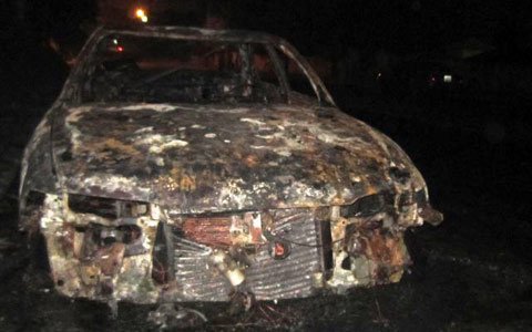 Ô tô 4 chỗ bốc cháy bí ẩn trong đêm