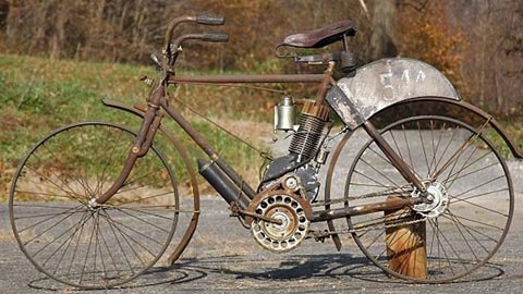 Xế nổ gỉ sét đắt ngang ôtô hạng sang