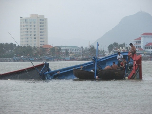 Sóng đánh chìm tàu cá, 10 lao động thoát chết