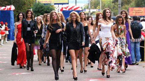 200 gái đẹp xếp hàng thăm nuôi hotboy đi tù