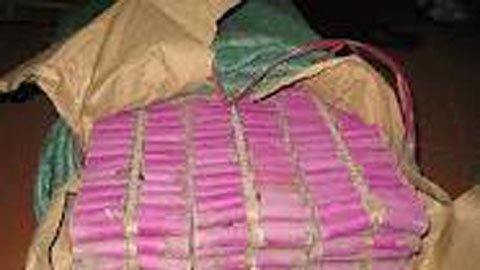 Pháo nổ tung… “hạ bộ”