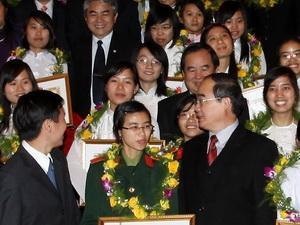 Nữ sinh lập trình nhận giải thưởng CNTT 2011