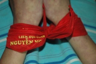 Một học sinh trói tay, treo cổ chết trong nhà