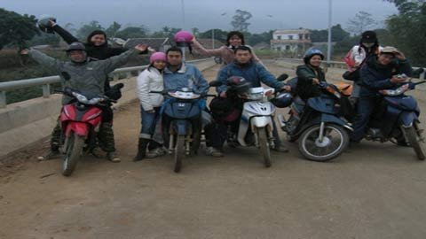 Giới trẻ náo nức “xách ba lô lên đường” ngày Tết