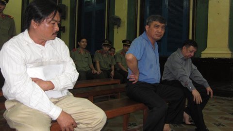 Đại gia buôn lậu gỗ bị lừa 1,4 tỷ đồng “chạy án”