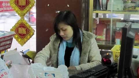 Sinh viên mải làm thêm cuối năm