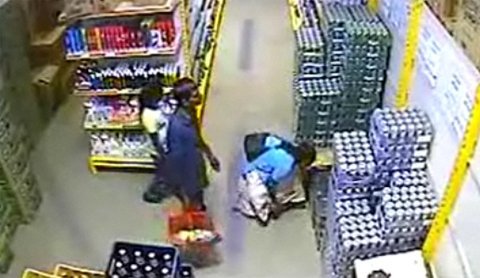 10 clip 'nóng': Trộm cả thùng bia giấu trong váy