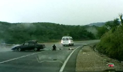 Pha thoát chết khó tin sau cú đâm ô tô cực mạnh