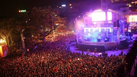 Rừng người nhún nhảy trong giây phút đếm ngược