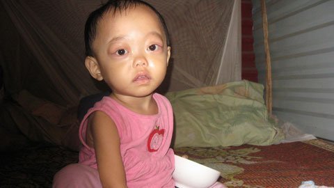 Trao tiền cho những phận nghèo với nỗi buồn nén lại