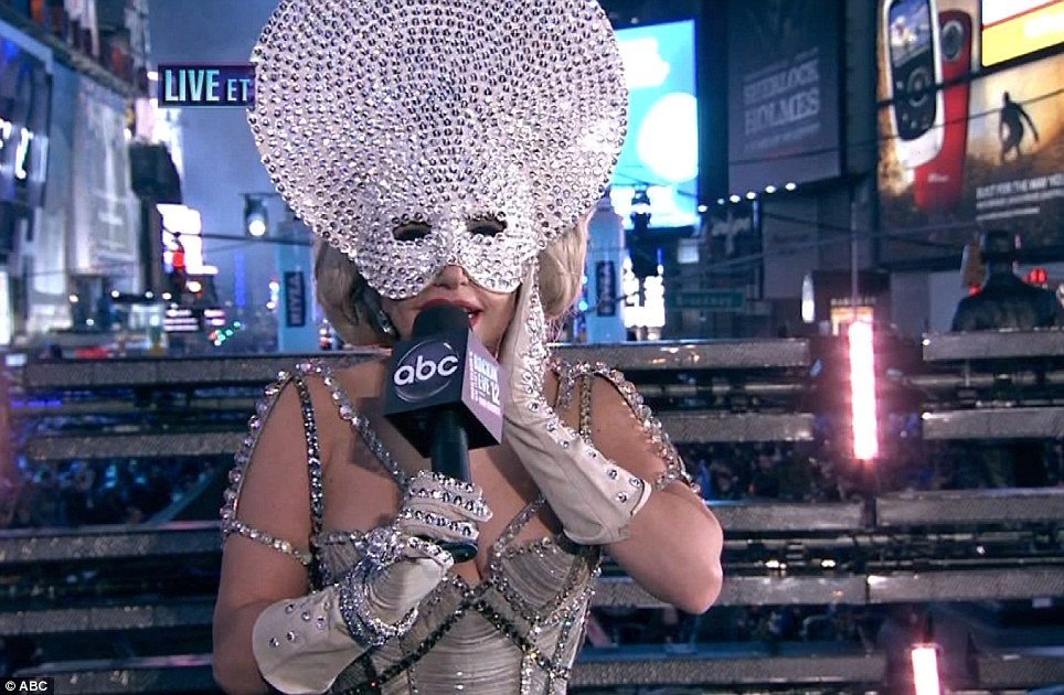 Lady Gaga thua xa đàn em Taylor Swift về khả năng kiếm tiền