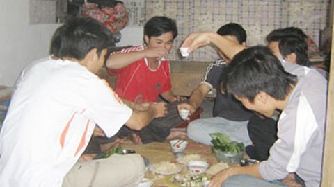 Cuối năm sinh viên nhậu... thả cửa