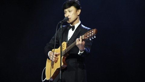 Tuấn Ngọc khóc khi nhắc tới mẹ