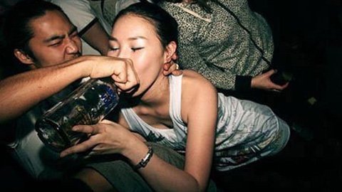 Tết Tây: Người kiếm tiền đồng, kẻ tiêu bạc triệu