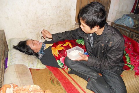 Xót xa cậu bé lớp 9 bỏ học nuôi mẹ liệt giường