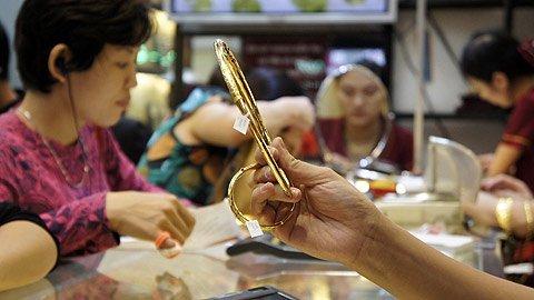 Dân đầu cơ hoan hỉ chờ vàng lên giá