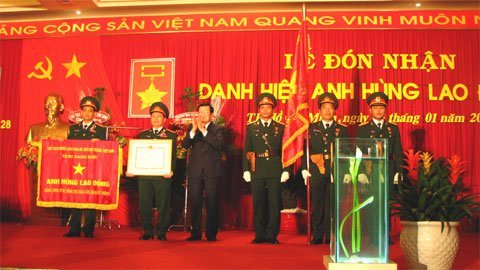 Trao danh hiệu Anh hùng cho các cá nhân, tập thể